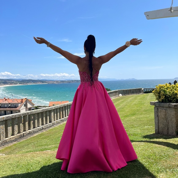 Beautiful hot pink dress,event, graduation, wedding.Size 38 “CHRISTIAN KOEHLERT” - Picture 5 of 5